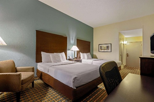 La Quinta Inn & Suites by Wyndham Maingate Fort Jackson image 1