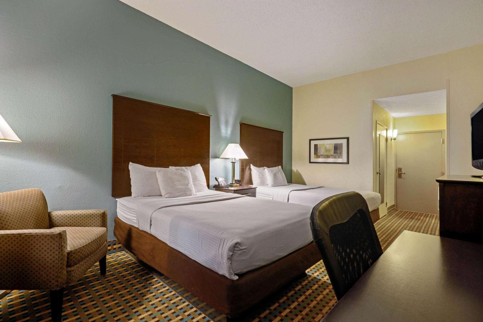 La Quinta Inn & Suites by Wyndham Maingate Fort Jackson