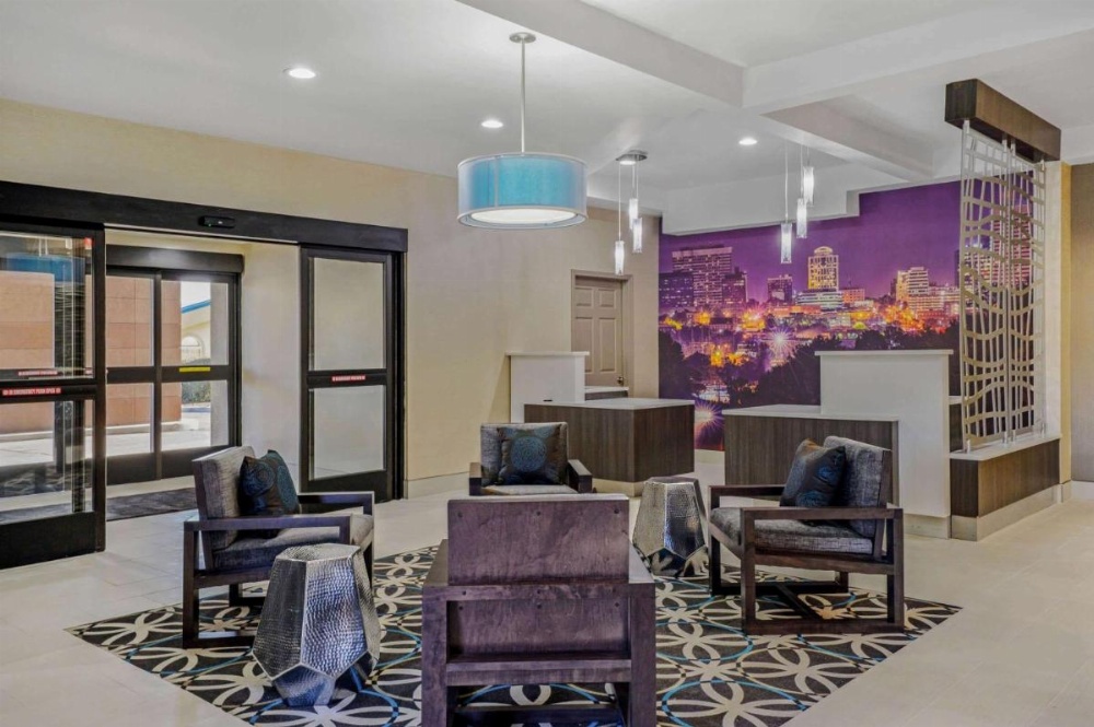 La Quinta Inn & Suites by Wyndham Maingate Fort Jackson Image 11