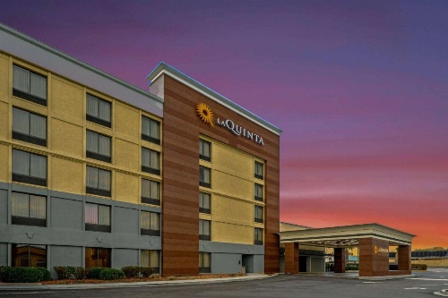 La Quinta Inn & Suites by Wyndham Maingate Fort Jackson image 13