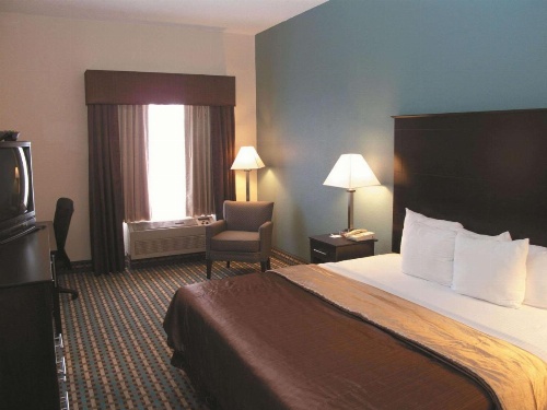 La Quinta Inn & Suites by Wyndham Maingate Fort Jackson image 17