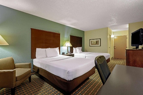 La Quinta Inn & Suites by Wyndham Maingate Fort Jackson image 2