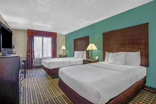La Quinta Inn & Suites by Wyndham Maingate Fort Jackson image 3