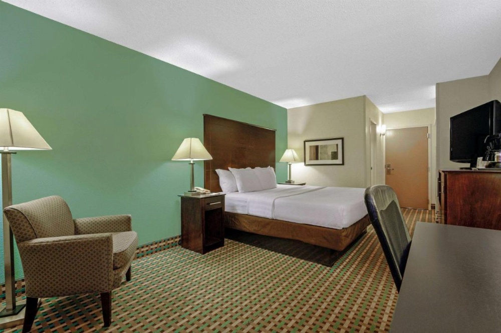 La Quinta Inn & Suites by Wyndham Maingate Fort Jackson Image 22