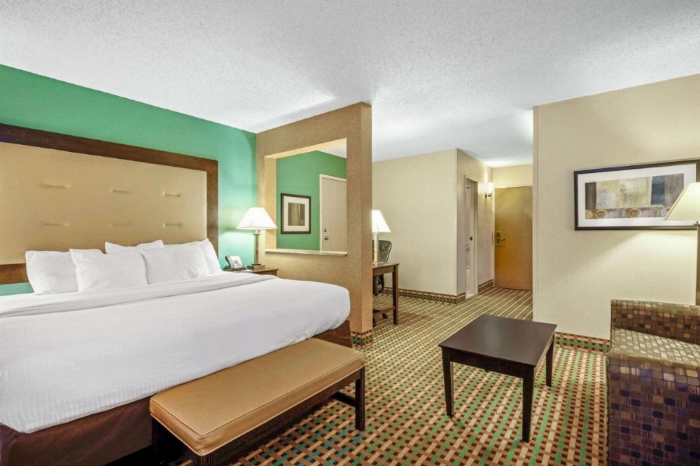 La Quinta Inn & Suites by Wyndham Maingate Fort Jackson Image 23