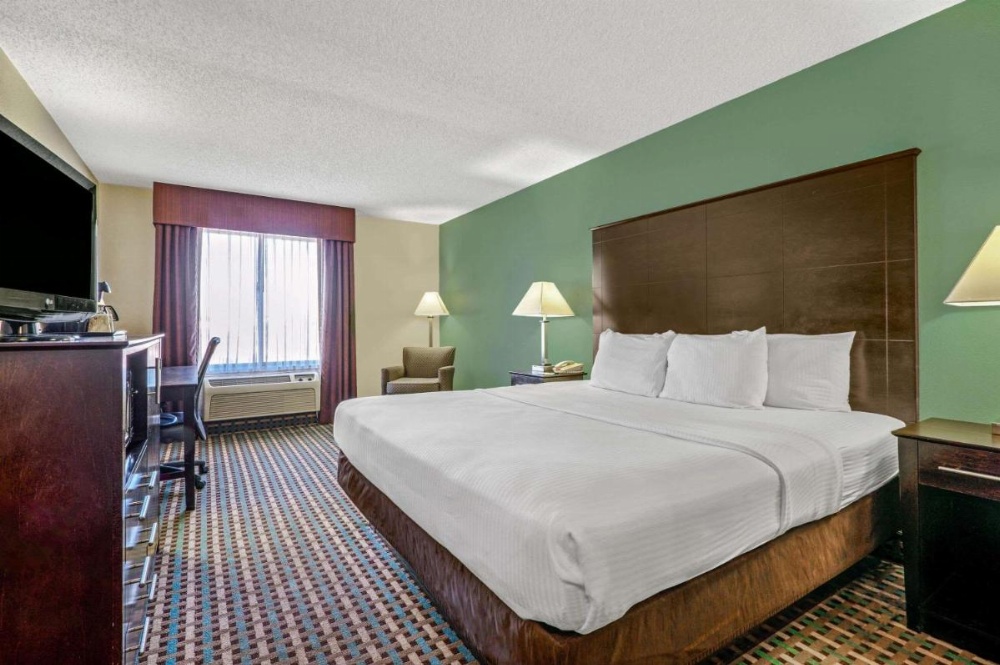 La Quinta Inn & Suites by Wyndham Maingate Fort Jackson Image 24