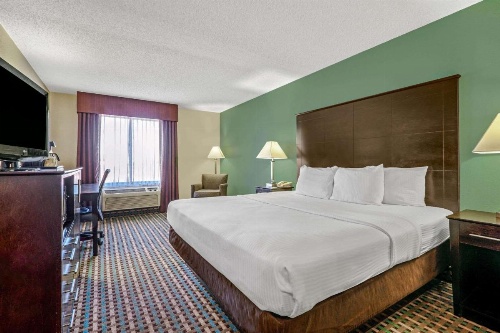 La Quinta Inn & Suites by Wyndham Maingate Fort Jackson image 24