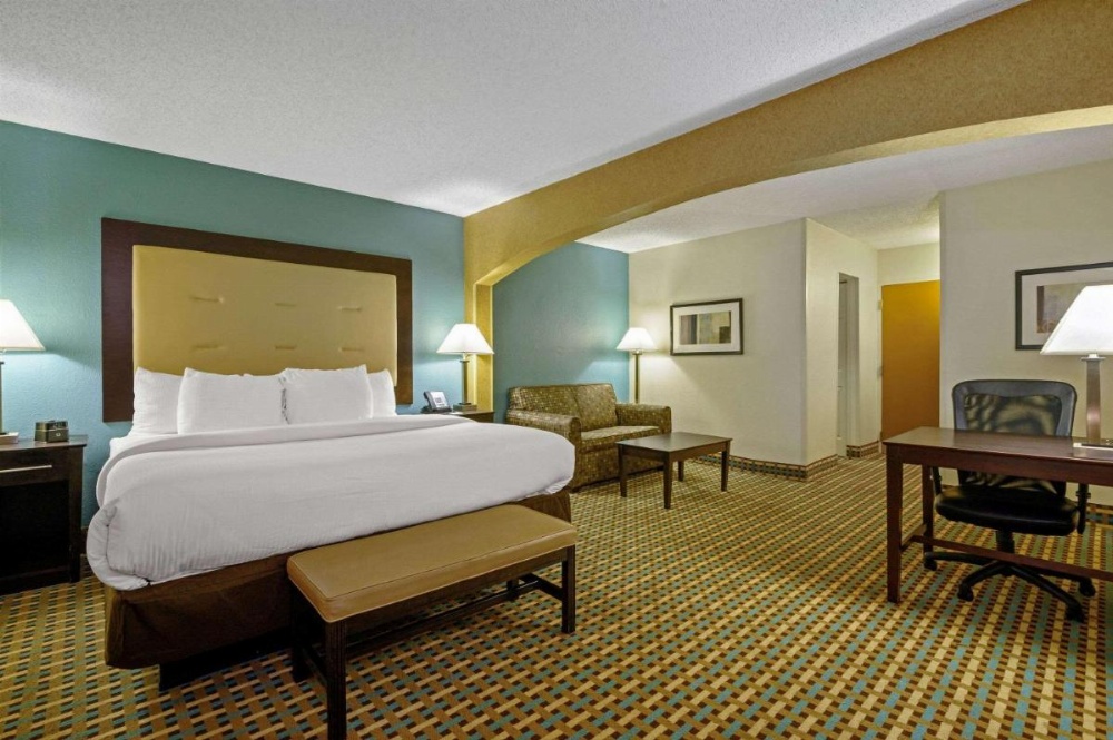 La Quinta Inn & Suites by Wyndham Maingate Fort Jackson Image 25