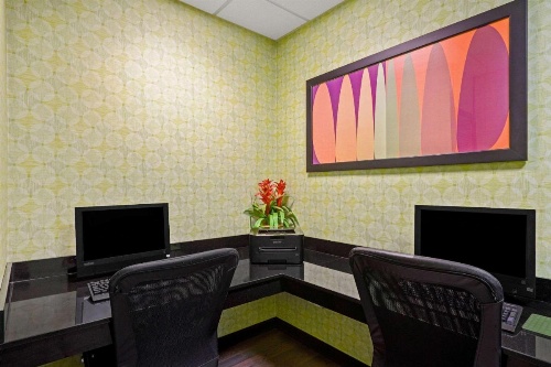 La Quinta Inn & Suites by Wyndham Maingate Fort Jackson image 26