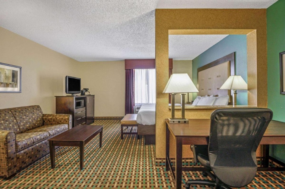 La Quinta Inn & Suites by Wyndham Maingate Fort Jackson Image 27