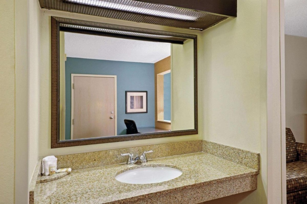 La Quinta Inn & Suites by Wyndham Maingate Fort Jackson Image 28
