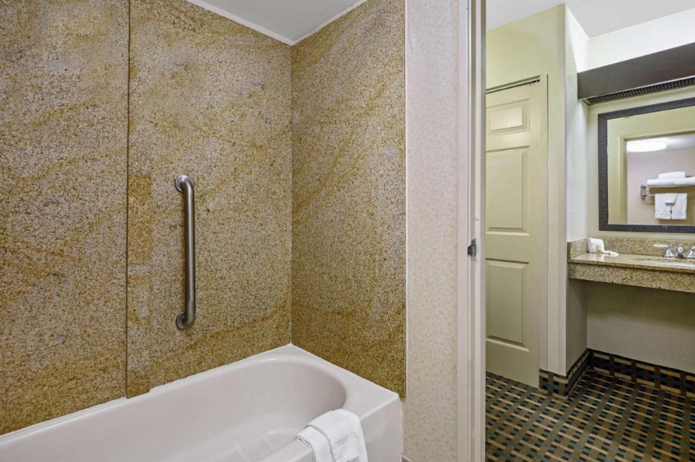 La Quinta Inn & Suites by Wyndham Maingate Fort Jackson Image 29