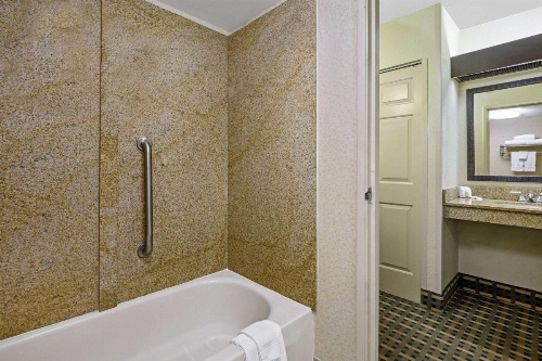 La Quinta Inn & Suites by Wyndham Maingate Fort Jackson image 29