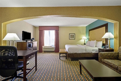 La Quinta Inn & Suites by Wyndham Maingate Fort Jackson image 30
