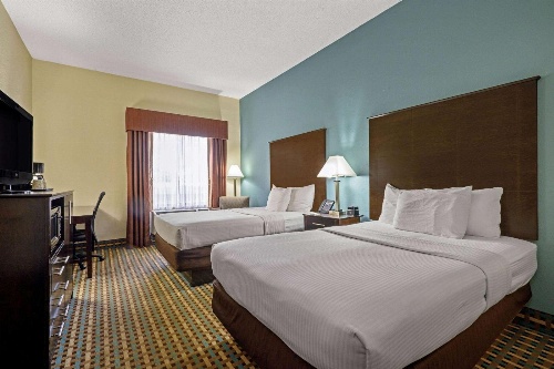 La Quinta Inn & Suites by Wyndham Maingate Fort Jackson image 4