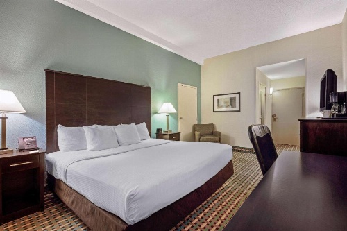 La Quinta Inn & Suites by Wyndham Maingate Fort Jackson image 31