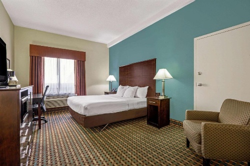 La Quinta Inn & Suites by Wyndham Maingate Fort Jackson image 32