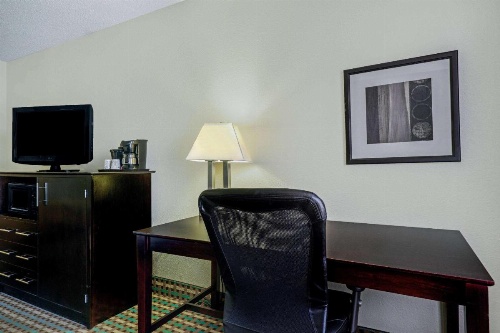 La Quinta Inn & Suites by Wyndham Maingate Fort Jackson image 5