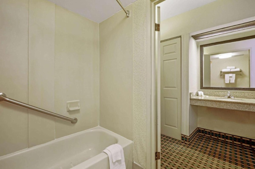La Quinta Inn & Suites by Wyndham Maingate Fort Jackson Image 6