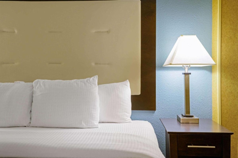 La Quinta Inn & Suites by Wyndham Maingate Fort Jackson Image 7